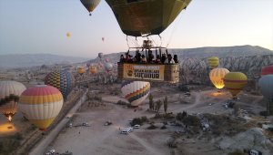 Kapadokya'da sıcak hava balonları kadına şiddete tepki için havalandı