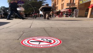 Karaman'da vatandaşlar sigara yasağına karşı ikaz levhaları ve yer işaretleriyle bilgilendiriliyor