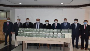 Karapınar'da öğretmenlere kitap hediye edildi