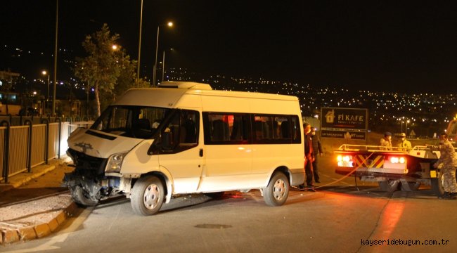 Kayseri'de servis minibüsü ile otomobil çarpıştı 6'sı asker 8 kişi yaralandı