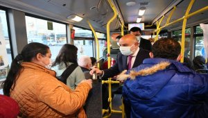 Keçiören Belediye Başkanı Altınok "TMM" uyarısı yapıp dezenfektan dağıttı