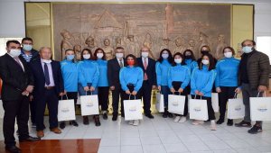 Kırşehir Belediye Başkanı Ekicioğlu kadın hentbol takımını ödüllendirdi 