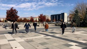 Kırşehir'de gençler "sosyal mesafe" yürüyüşüyle Kovid-19 tedbirlerine dikkati çekti