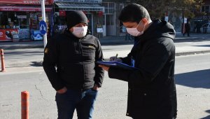 Kırşehir'de hafif ticari araç şarampole devrildi: 3 yaralı