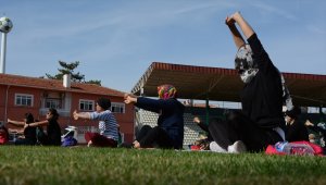 Kırşehir'de kadınlar stadyumda sağlıklı yaşam için ter döküyor