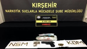 Kırşehir'de narkotik köpeğiyle arama yapılan iki otomobilde uyuşturucu ele geçirildi