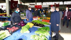 Kırşehir'de pazar yerinde maske, mesafe ve temizlik denetimi yapıldı