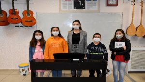 Kırşehir'deki gençlik merkezinde koronavirüse karşı tedbir alınarak hizmet veriliyor