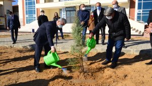 Kırşehir Valisi Akın, öğretmenlerle fidan dikti