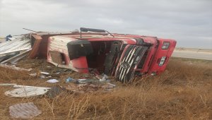 Konya'da kamyon şarampole devrildi: 2 yaralı