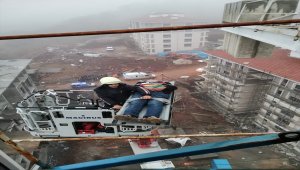 Konya'da vinçte mahsur kalan kişi kurtarıldı