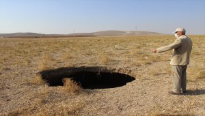 Konya Karapınar'da 10 metre genişliğinde obruk oluştu