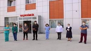 Kovid-19'dan hayatını kaybeden sağlık çalışanlarının çocukları için türkü seslendirdiler