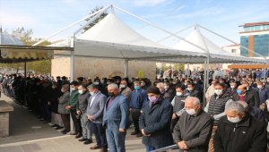 Kovid-19 karantinasındaki belediye başkanı, babasının cenaze törenini sosyal medyadan izledi