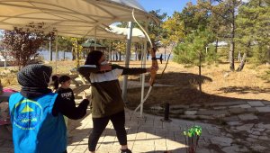 Kovid-19 salgınıyla mücadele eden sağlık çalışanları "anne kız kampında" moral buldu