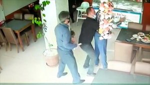 Nefes borusuna yemek kaçan müşteriyi, lokanta sahibinin müdahalesi kurtardı
