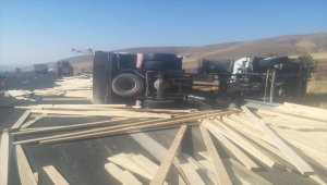 Niğde'de devrilen kamyonun sürücüsü öldü