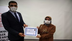 Şarkışla'da Vefa Sosyal Destek Grubu'ndaki öğretmenlere başarı belgesi verildi 