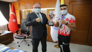 Sivas Belediye Başkanı Bilgin başarılı sporcuları ödüllendirdi 