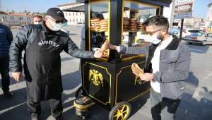 Sivas Belediyesi simitçilere tarihe dokuya uygun simit arabası hediye etti