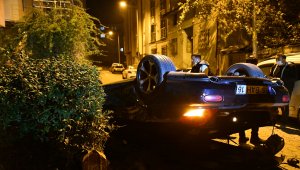 Sivas'ta bahçe duvarına çarpan otomobil devrildi