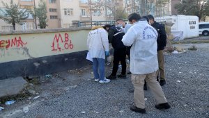 Sivas'ta boş arazide yeni doğmuş bebek bulundu