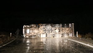 Sivas'ta devrilen kamyonun sürücüsü yaralandı 