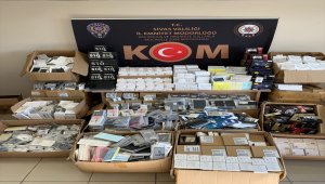 Sivas'ta gümrük kaçağı 8815 cep telefonu yedek parça ve aksesuarı ele geçirildi
