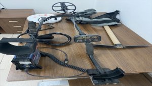 Sivas'ta izinsiz define arayan 3 kişi suçüstü yakalandı
