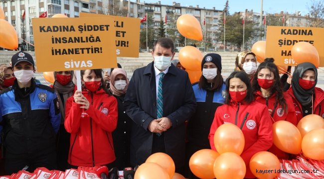 Sivas'ta KADES tanıtıldı, gökyüzüne turuncu balon bırakıldı 