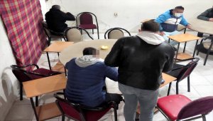 Sivas'ta Kovid-19 kısıtlamalarına uymayan kıraathane sahibi ve 16 müşteriye para cezası