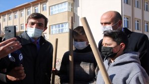 Sivas'ta "Okulda İlk Günüm, Hayatta İlk Ağacım" projesi kapsamında 1100 fidan dikildi