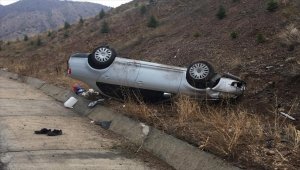 Sivas'ta otomobil devrildi: 3 yaralı 