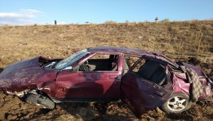 Sivas'ta otomobil şarampole devrildi: 4 yaralı 