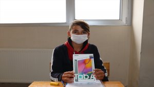 Suşehri'nde öğrencilere tablet dağıtıldı