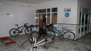 Tamir edilen hurda bisikletler çocukların mutluluğu oluyor