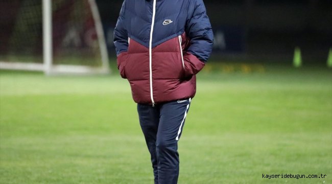 Teknik direktör Samet Aybaba, Kayserispor'da ilk antrenmanına çıktı