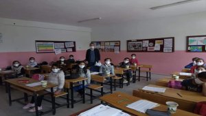 Ulaş'ta öğretmen ve öğrencilere maske dağıtıldı 