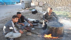 Yalıhüyük'e gelen seyyar kalaycı ilgi görüyor
