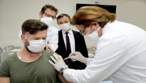 Yerli ve milli Kovid-19 aşı adayının ikinci dozu gönüllüye uygulandı