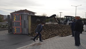 Yozgat'ta traktörle çarpışan pancar yüklü tır devrildi