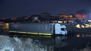 Aksaray'da su kanalına düşen tırın sürücüsü öldü