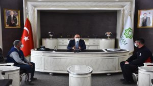 Belediye personeli çöp konteynerine düşen köpeği kurtardı