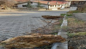 Beypazarı'nda kaya parçaları yola düştü