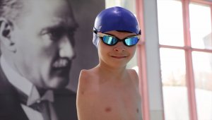 Doğuştan kolları olmayan 11 yaşındaki yüzücü, milli formayı giymek için sabırsızlanıyor