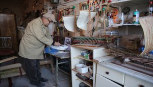 Emekli öğretmen atık malzemeleri sanat eserine dönüştürüyor