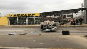 Eskişehir'de yön levhasına çarparak devrilen otomobildeki 3 kişi yaralandı
