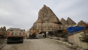 Kapadokya'da peribacalarının yakınındaki yapıların yıkımı sürüyor