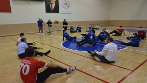 Karaman Valisi Işık, engelli sporcularla oturarak voleybol oynadı