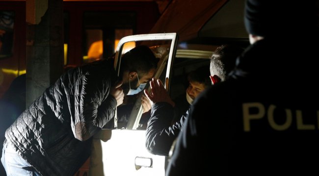 Kayseri'de aydınlatma direğine çarptığı aracında sıkışan sürücüyü itfaiyeciler kurtardı